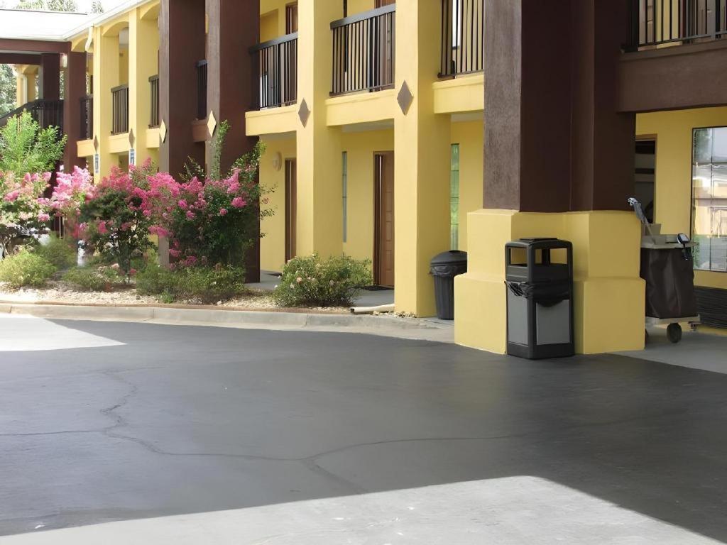 Days Inn & Suites By Wyndham Fort Valley Buitenkant foto